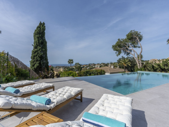 For Sale 🏡 Contemporary Andalusian Villa – Elviria – Sea views