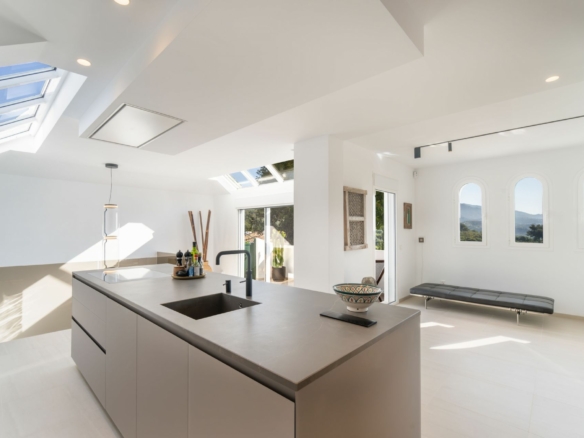 FOR SALE STUNNING TOWNHOUSE WITH INCREDIBLE MOUNTAIN & SEA VIEWS