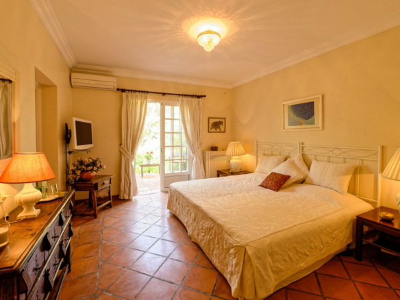 For Sale – VILLA · SAN PEDRO DE ALCÁNTARA – Large Garden – To Reform