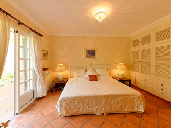 For Sale – VILLA · SAN PEDRO DE ALCÁNTARA – Large Garden – To Reform