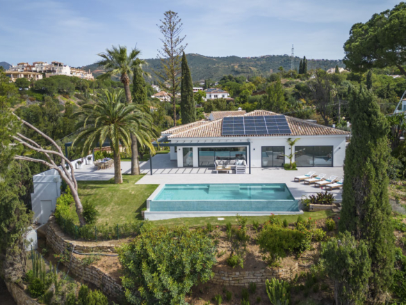 For Sale 🏡 Contemporary Andalusian Villa – Elviria – Sea views