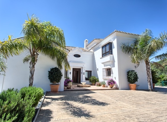 Stunning Luxury Villa in Marbella Club Golf Resort for sale ✨ Sea Views  – Gated