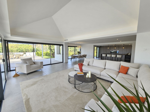 For Sale 🏡 Contemporary Andalusian Villa – Elviria – Sea views