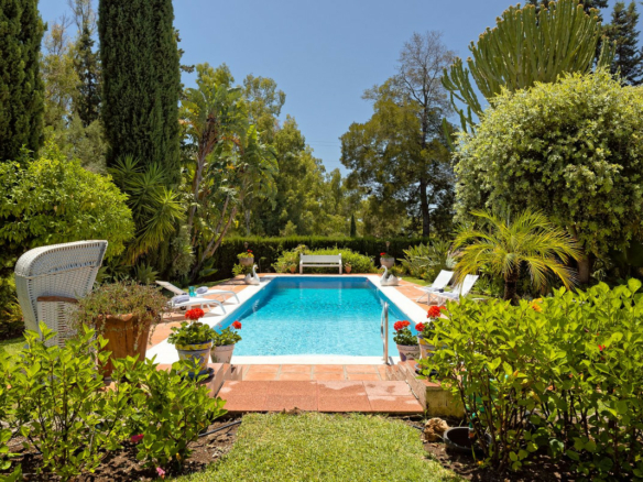 For Sale – VILLA · SAN PEDRO DE ALCÁNTARA – Large Garden – To Reform