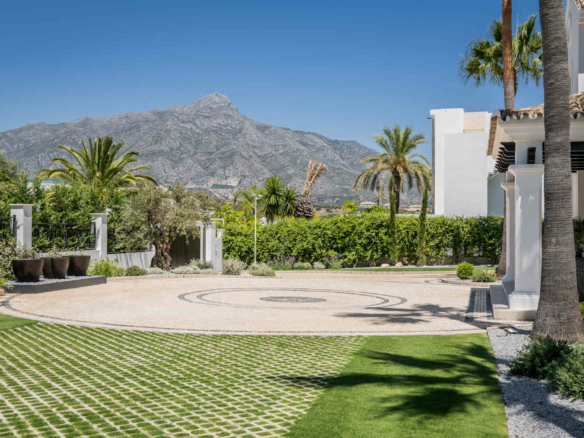 🏡 Villa for Sale in La Cerquilla, Nueva Andalucía