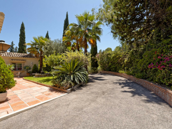 For Sale – VILLA · SAN PEDRO DE ALCÁNTARA – Large Garden – To Reform