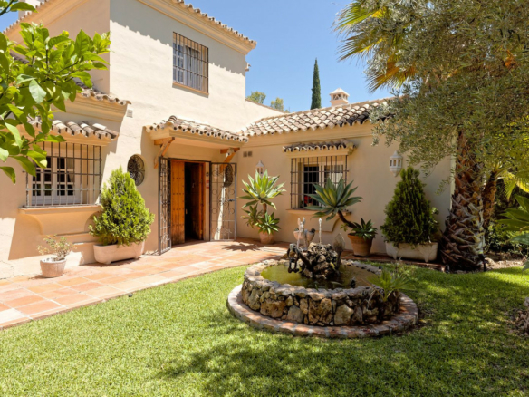 For Sale – VILLA · SAN PEDRO DE ALCÁNTARA – Large Garden – To Reform