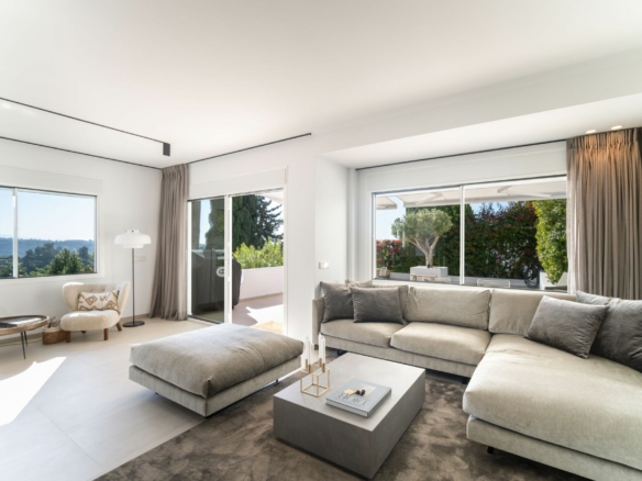 FOR SALE STUNNING TOWNHOUSE WITH INCREDIBLE MOUNTAIN & SEA VIEWS