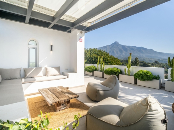 FOR SALE STUNNING TOWNHOUSE WITH INCREDIBLE MOUNTAIN & SEA VIEWS