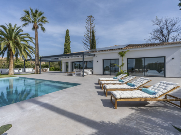 For Sale 🏡 Contemporary Andalusian Villa – Elviria – Sea views