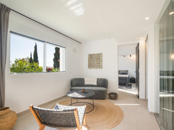 FOR SALE STUNNING TOWNHOUSE WITH INCREDIBLE MOUNTAIN & SEA VIEWS