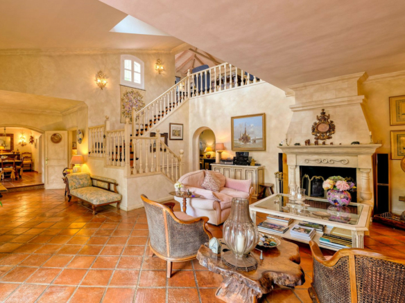 For Sale – VILLA · SAN PEDRO DE ALCÁNTARA – Large Garden – To Reform
