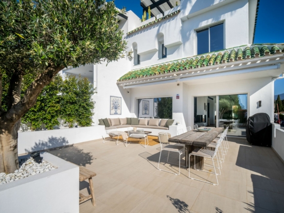 FOR SALE STUNNING TOWNHOUSE WITH INCREDIBLE MOUNTAIN & SEA VIEWS