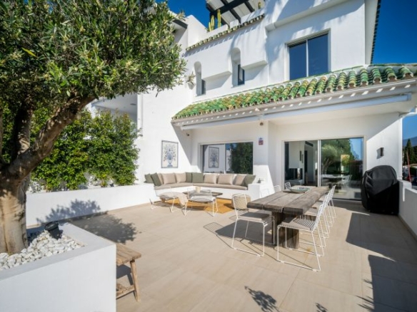 FOR SALE STUNNING TOWNHOUSE WITH INCREDIBLE MOUNTAIN & SEA VIEWS