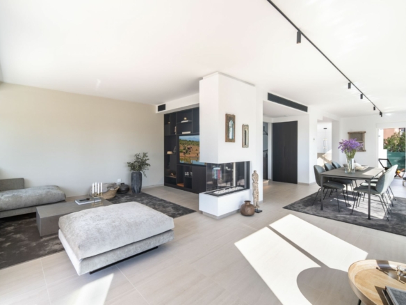 FOR SALE STUNNING TOWNHOUSE WITH INCREDIBLE MOUNTAIN & SEA VIEWS