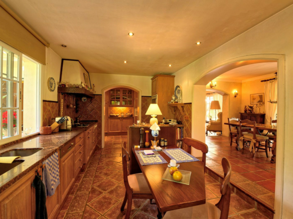 For Sale – VILLA · SAN PEDRO DE ALCÁNTARA – Large Garden – To Reform
