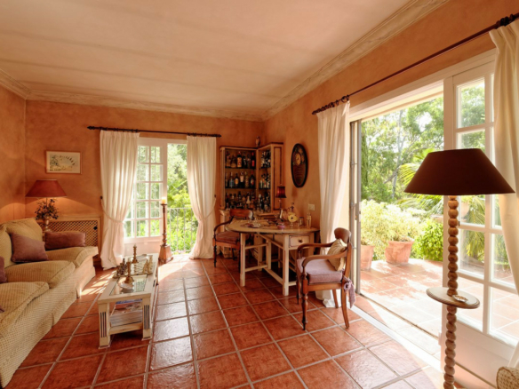 For Sale – VILLA · SAN PEDRO DE ALCÁNTARA – Large Garden – To Reform