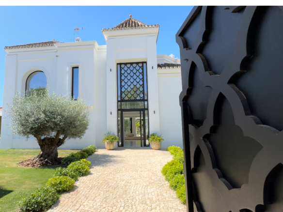 SOLD 🏡 Beautifully renovated modern luxury villa in a central gated community, Nueva Andalucia, Marbella! 💫