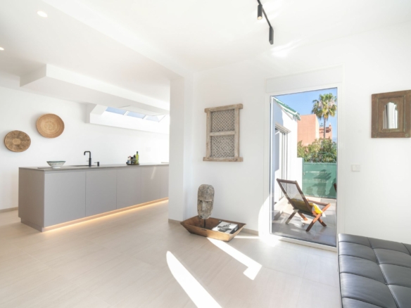 FOR SALE STUNNING TOWNHOUSE WITH INCREDIBLE MOUNTAIN & SEA VIEWS
