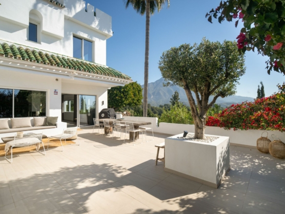 FOR SALE STUNNING TOWNHOUSE WITH INCREDIBLE MOUNTAIN & SEA VIEWS