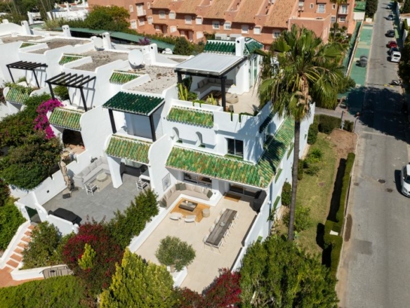 FOR SALE STUNNING TOWNHOUSE WITH INCREDIBLE MOUNTAIN & SEA VIEWS