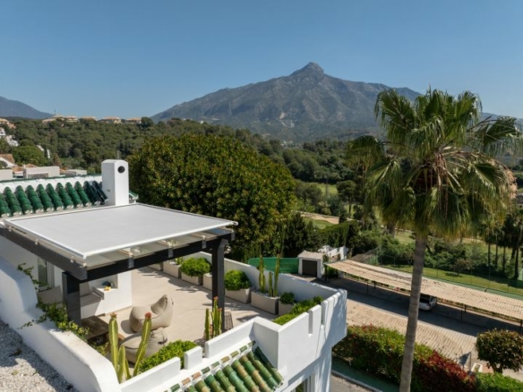 FOR SALE STUNNING TOWNHOUSE WITH INCREDIBLE MOUNTAIN & SEA VIEWS