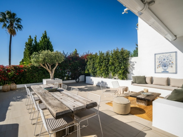 FOR SALE STUNNING TOWNHOUSE WITH INCREDIBLE MOUNTAIN & SEA VIEWS