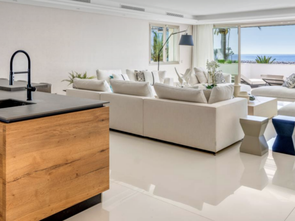 🏖️✨ For Sale: Waterfront 4-Bed Apt with Dramatic Sea Views in Gray D’Albion, Puerto Banus ✨🏖️
