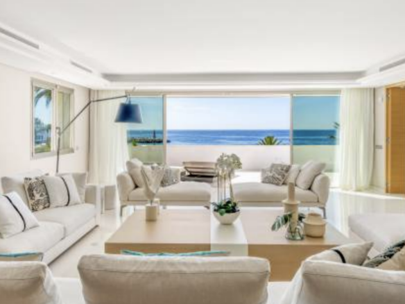 🏖️✨ For Sale: Waterfront 4-Bed Apt with Dramatic Sea Views in Gray D’Albion, Puerto Banus ✨🏖️