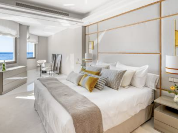 🏖️✨ For Sale: Waterfront 4-Bed Apt with Dramatic Sea Views in Gray D’Albion, Puerto Banus ✨🏖️