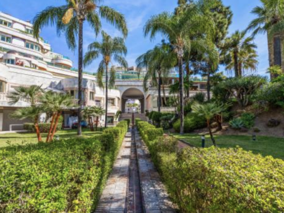 🏖️✨ For Sale: Waterfront 4-Bed Apt with Dramatic Sea Views in Gray D’Albion, Puerto Banus ✨🏖️