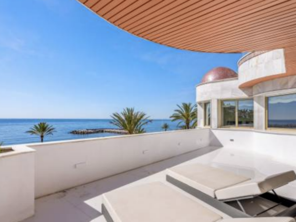 🏖️✨ For Sale: Waterfront 4-Bed Apt with Dramatic Sea Views in Gray D’Albion, Puerto Banus ✨🏖️