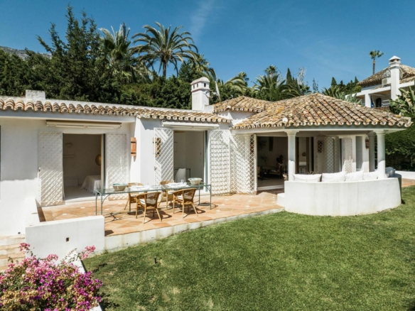 Nueva Andalucia 🏡 Beautiful Modern Villa in Gated Community for Rent! 