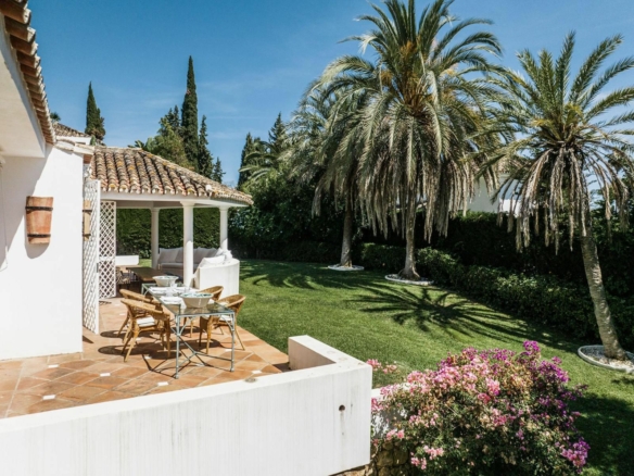 Nueva Andalucia 🏡 Beautiful Modern Villa in Gated Community for Rent! 