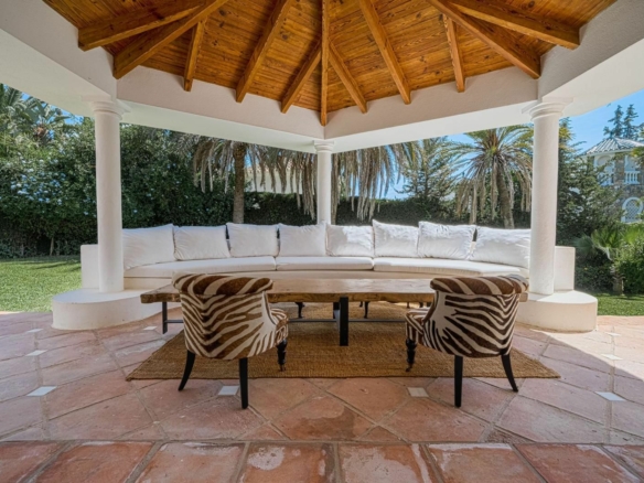 Nueva Andalucia 🏡 Beautiful Modern Villa in Gated Community for Rent! 