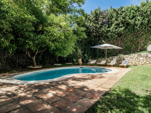 Nueva Andalucia 🏡 Beautiful Modern Villa in Gated Community for Rent! 