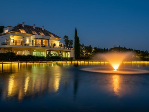 🏨✨ Aparthotel with 15 studios & 1-bedroom apartments for sale in Elviria 🌴🏖️