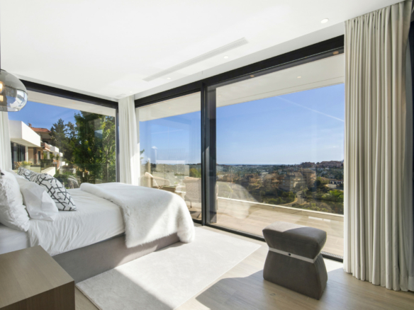For short-term rent in Nueva Andalucía- Turnkey Modern villa -Sea views