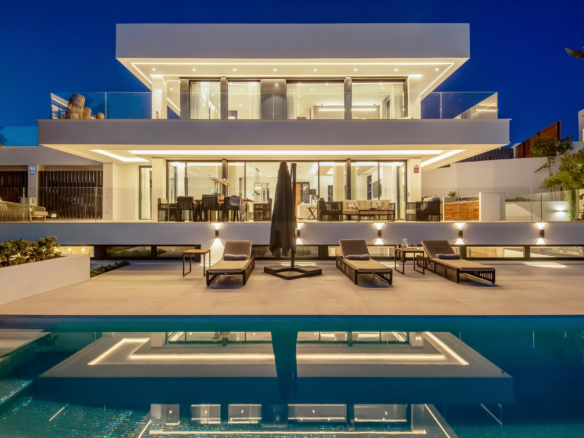 For short-term rent in Nueva Andalucía- Turnkey Modern villa -Sea views