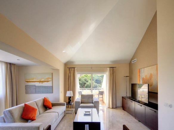 🏨✨ Aparthotel with 15 studios & 1-bedroom apartments for sale in Elviria 🌴🏖️