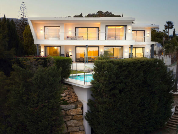 For Sale 🏡 MODERN VILLA IN LOMAS DE LA QUINTA, BENAHAVIS 🌴