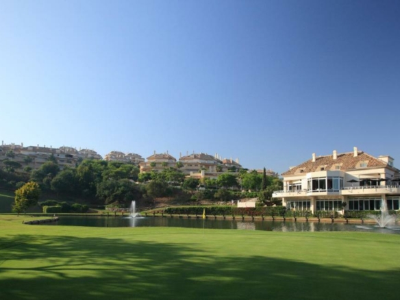 🏨✨ Aparthotel with 15 studios & 1-bedroom apartments for sale in Elviria 🌴🏖️