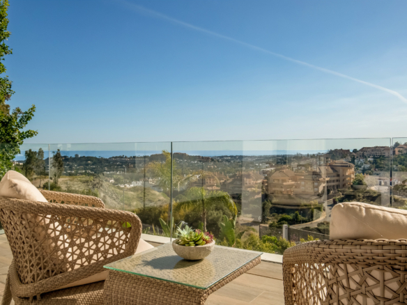 For short-term rent in Nueva Andalucía- Turnkey Modern villa -Sea views