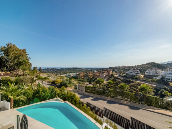 For short-term rent in Nueva Andalucía- Turnkey Modern villa -Sea views