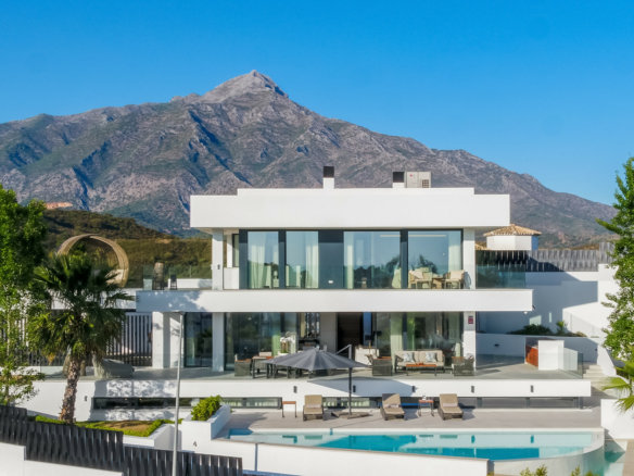 For short-term rent in Nueva Andalucía- Turnkey Modern villa -Sea views