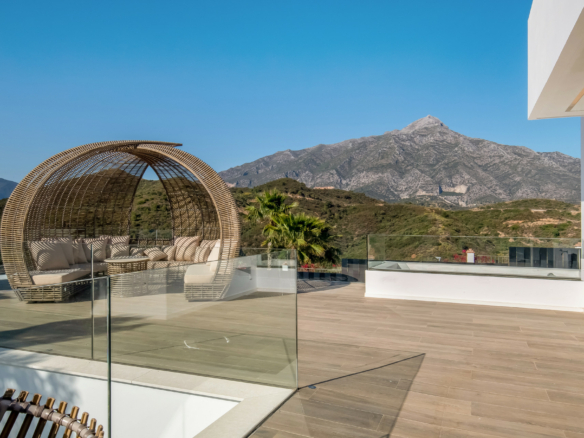 For short-term rent in Nueva Andalucía- Turnkey Modern villa -Sea views