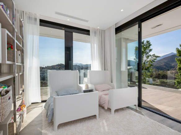 For short-term rent in Nueva Andalucía- Turnkey Modern villa -Sea views