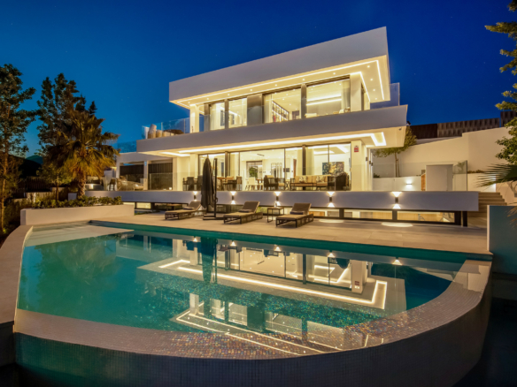 For short-term rent in Nueva Andalucía- Turnkey Modern villa -Sea views