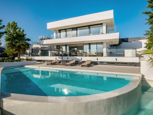 For short-term rent in Nueva Andalucía- Turnkey Modern villa -Sea views