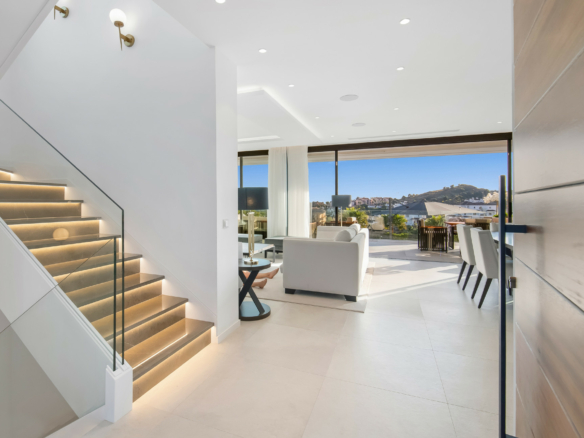 For short-term rent in Nueva Andalucía- Turnkey Modern villa -Sea views
